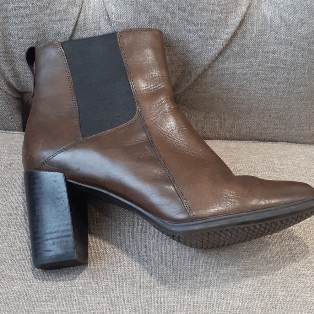 Clarks brown Chelsea leather ankle bootie size 10M - Picture 16 of 16